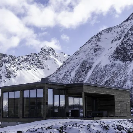 Semesterbostad Lyngvaer Sunrise - Jacuzzi - No 11 *