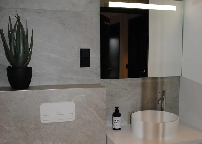 Semesterbostad Lyngvaer Sunrise - Jacuzzi - No 11 *